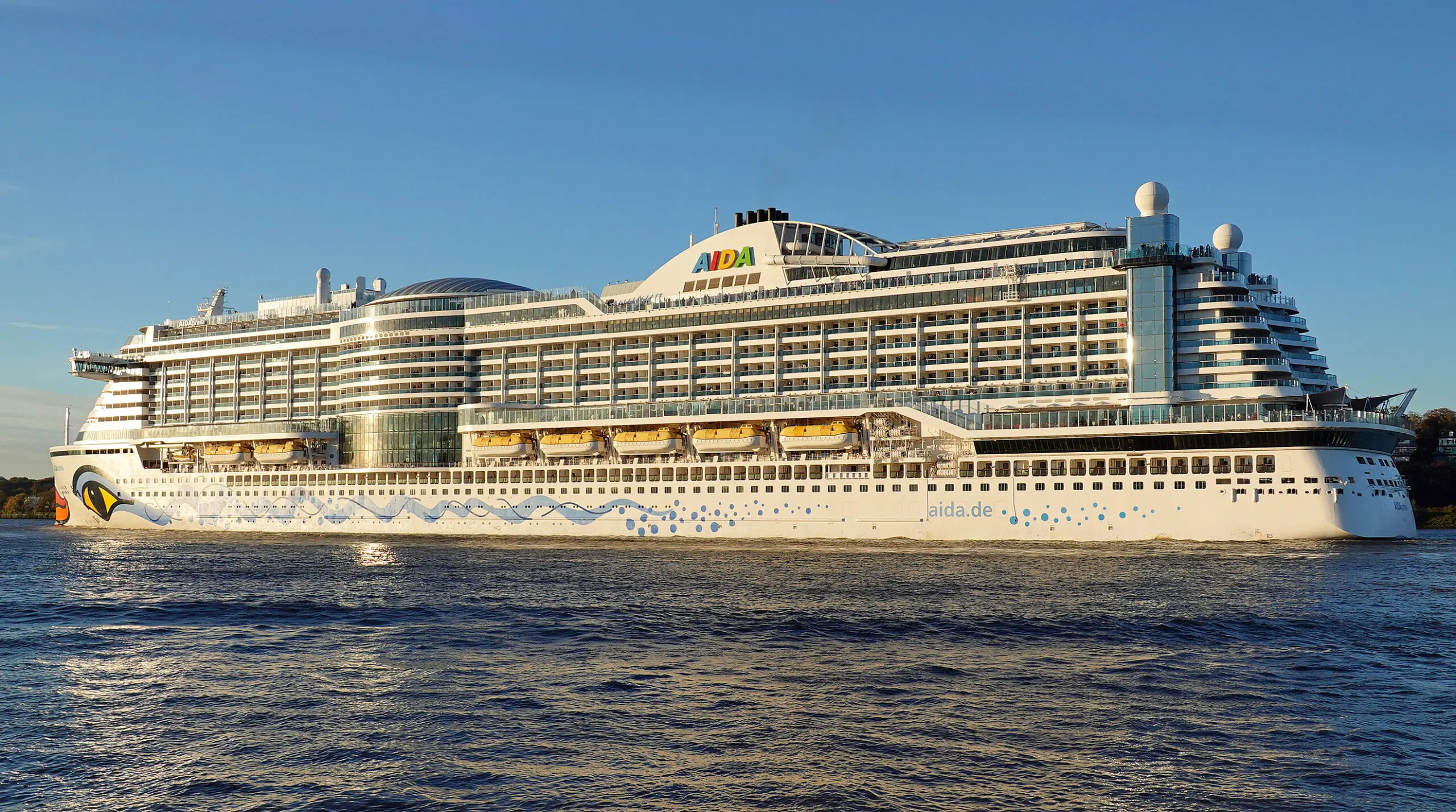 Eine Aufnahme der AIDAprima von AIDA Cruises vor Hamburg, 2025.