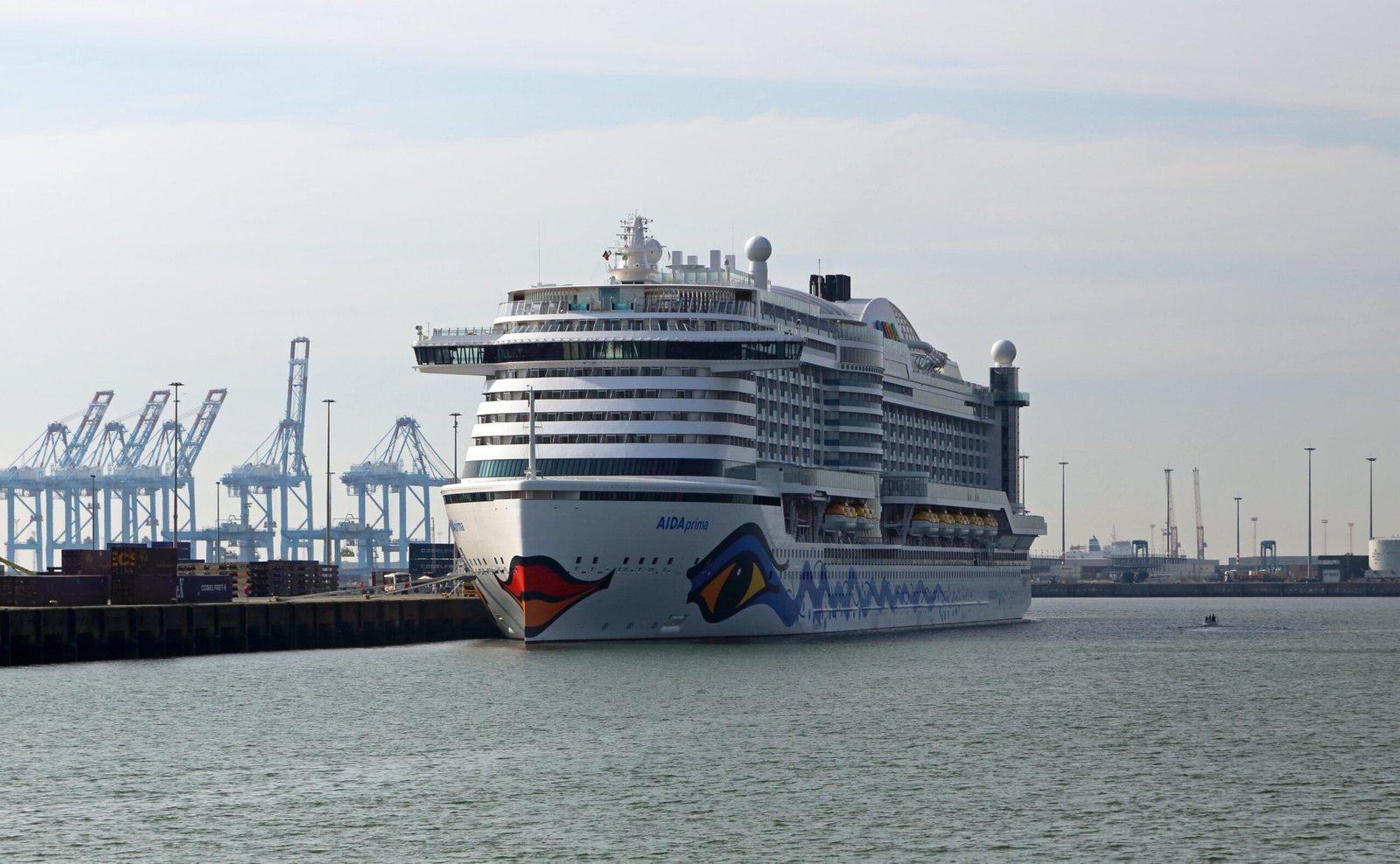Eine Aufnahme der AIDAprima von AIDA Cruises im Hafen von Zeebrügge, Belgien, 2021.