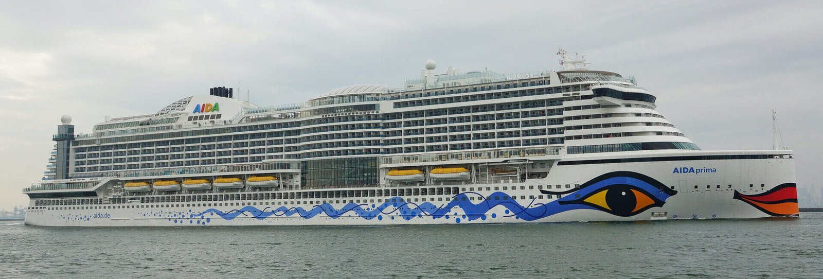 Eine Aufnahme der AIDAprima von AIDA Cruises auf dem Nieuwe Waterweg, 2017.