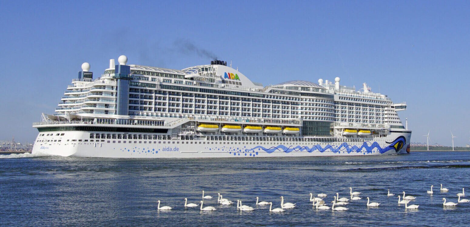 Eine Aufnahme der AIDAprima von AIDA Cruises auf dem Nieuwe Waterweg, Rotterdam, 2016.