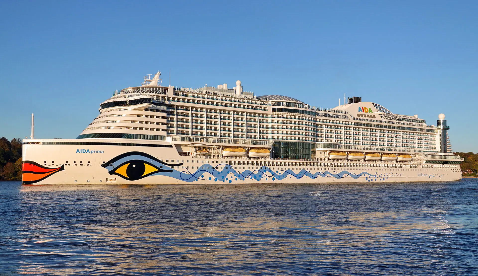 Eine Aufnahme der AIDAprima von AIDA Cruises auf der Elbe vor Hamburg, 2025.