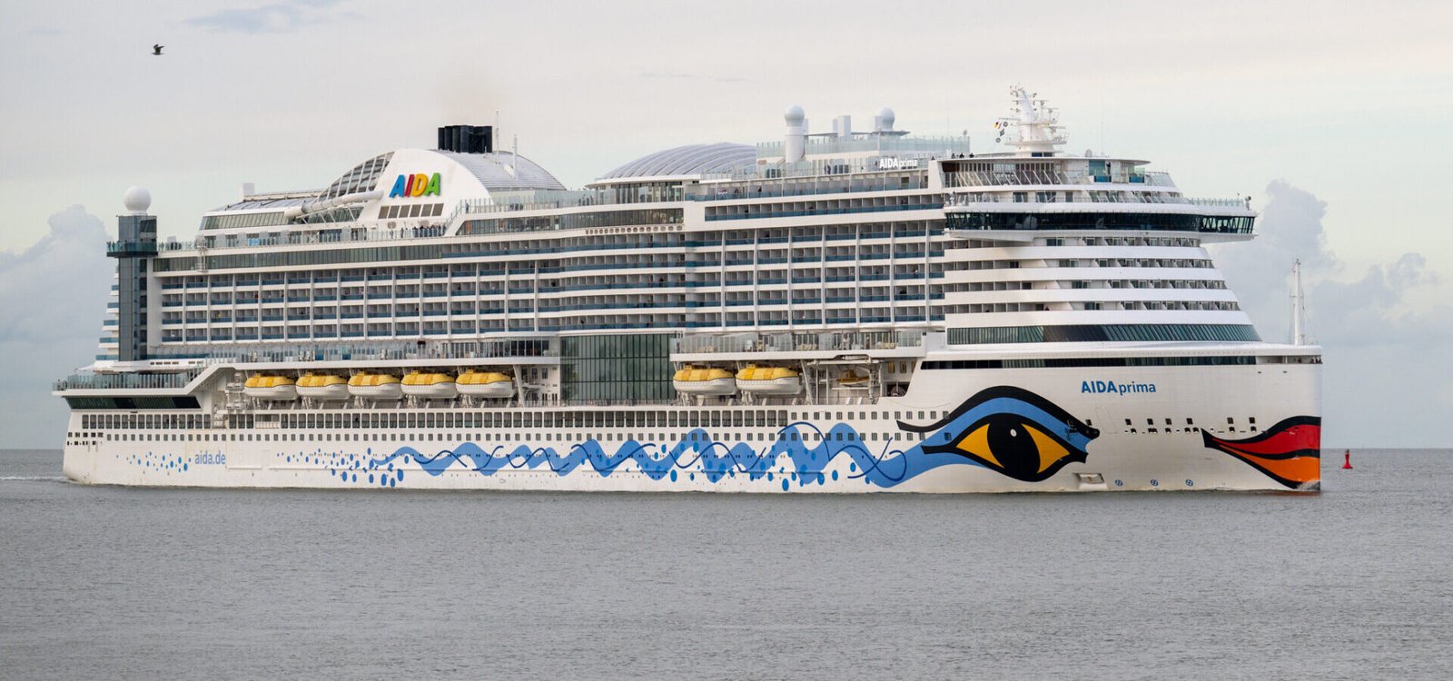 Eine Aufnahme der AIDAprima von AIDA Cruises vor Cuxhaven, 2025.