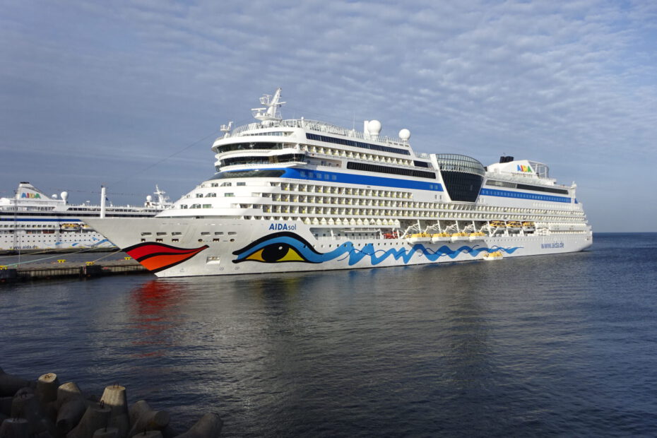 Eine Aufnahme der AIDAsol von AIDA Cruises am Pier 27 in Tallinn, Estland, 2021.