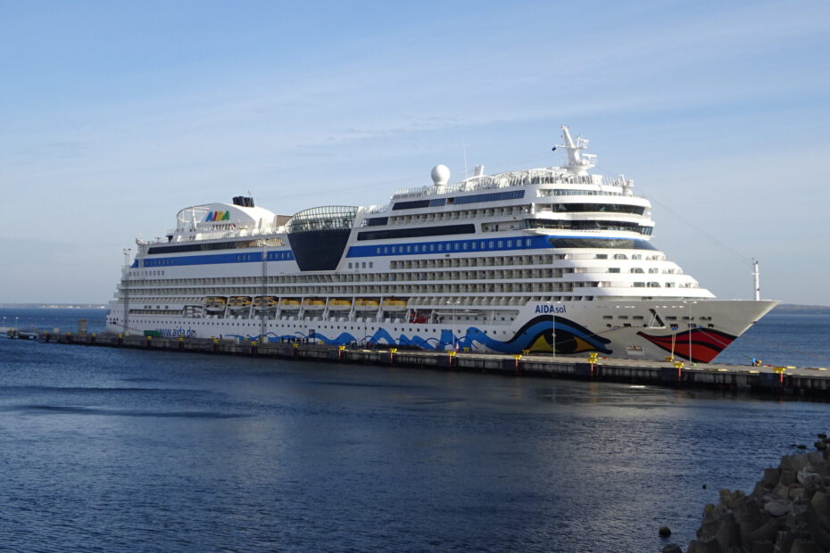 Eine Aufnahme der AIDAsol von AIDA Cruises am Pier 27 in Tallinn, Estland, 2021.