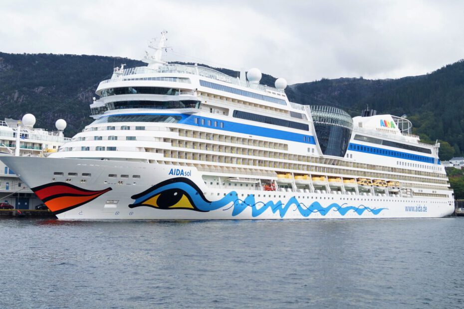Eine Aufnahme der AIDAsol von AIDA Cruises in Bergen, 2019.
