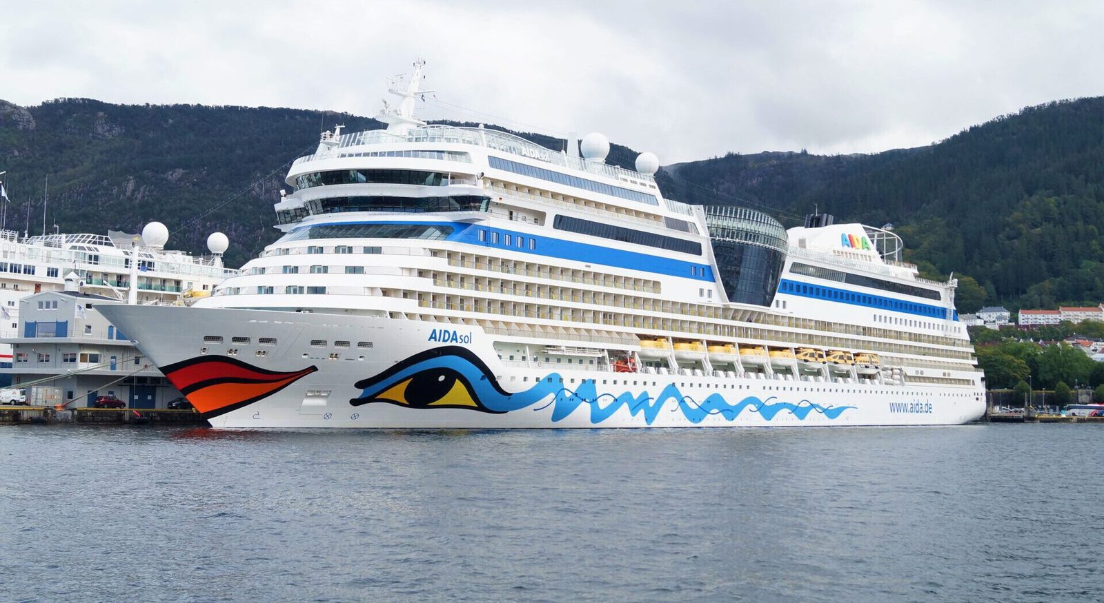 Eine Aufnahme der AIDAsol von AIDA Cruises in Bergen, 2019.