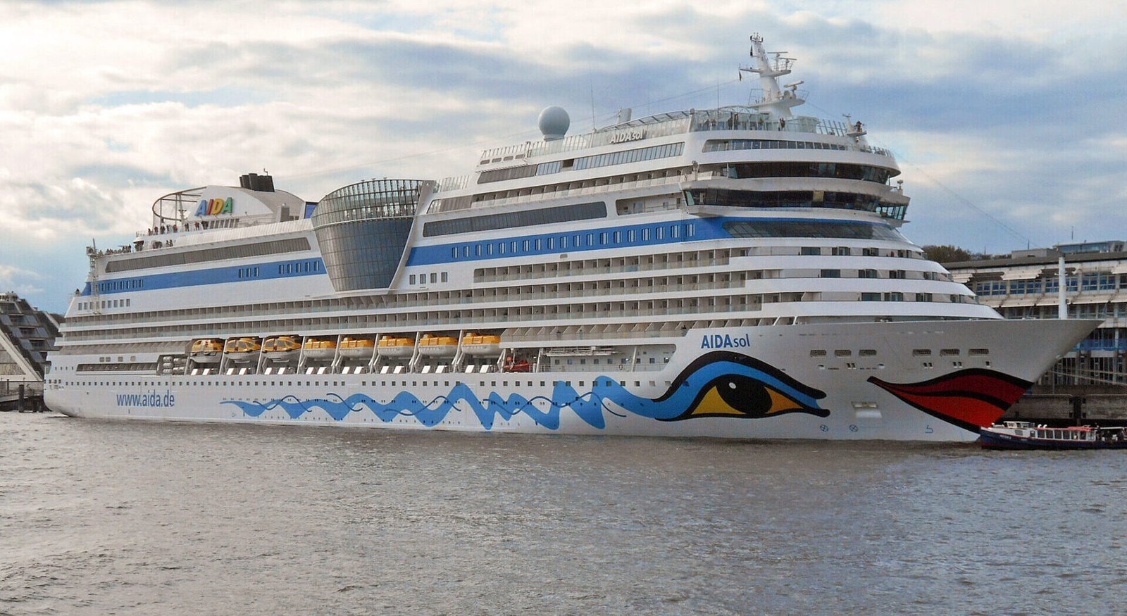 Eine Aufnahme der AIDAsol von AIDA Cruises im Hafen von Hamburg, 2024.
