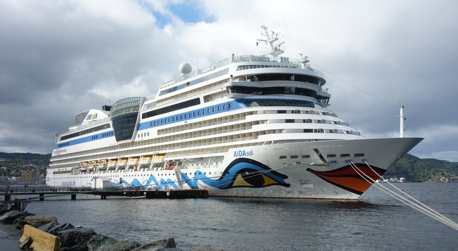 Eine Aufnahme der AIDAsol von AIDA Cruises im Hafen von Trondheim, Norwegen, 2018.