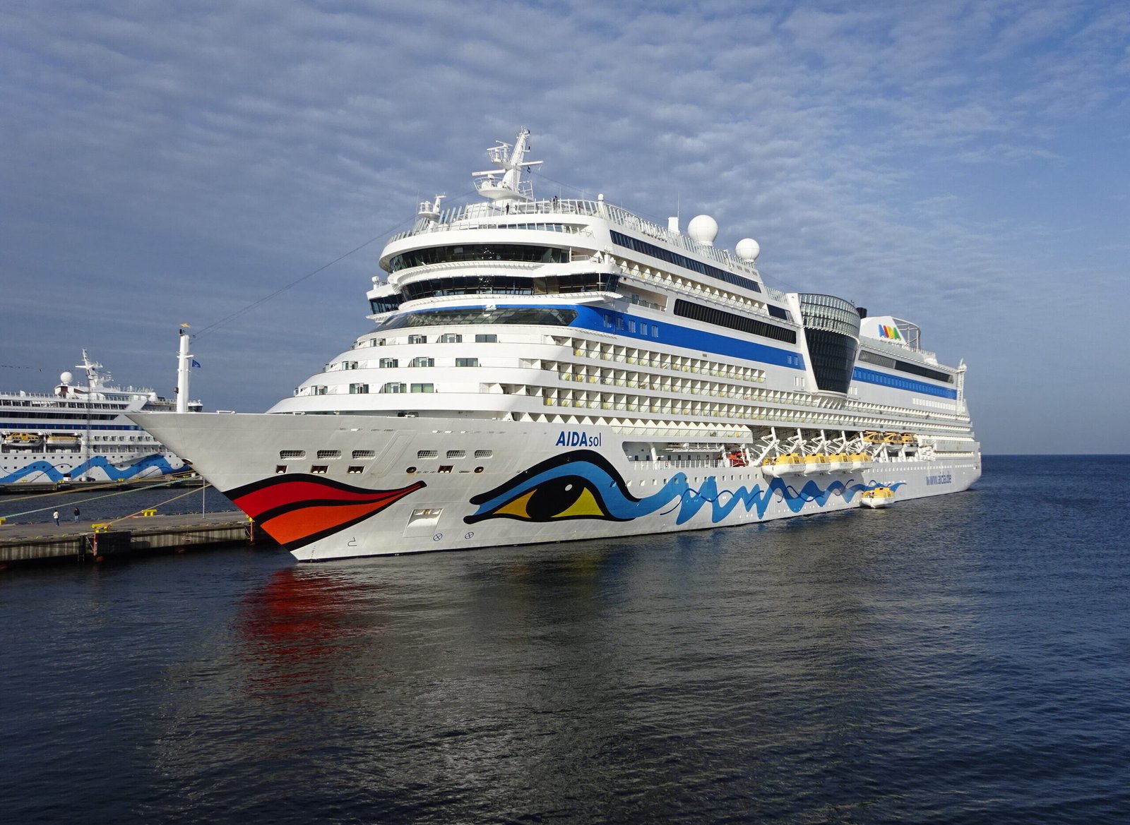 Eine Aufnahme der AIDAsol von AIDA Cruises im Hafen von Tallinn, 2021.