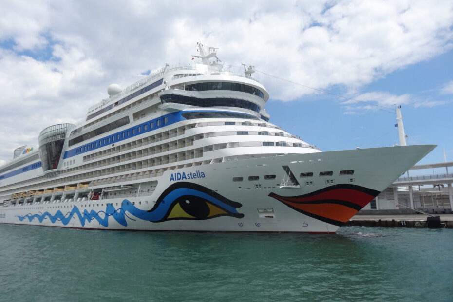 Eine Aufnahme der AIDAstella von AIDA Cruises im Hafen von Barcelona, 2016.