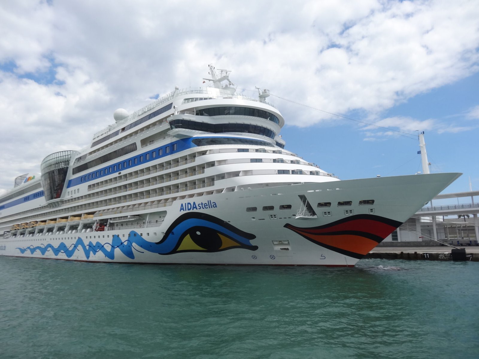 Eine Aufnahme der AIDAstella von AIDA Cruises im Hafen von Barcelona, 2016.