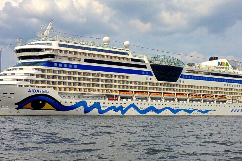 Eine Aufnahme der AIDAstella von AIDA Cruises im Hamburger Hafen, 2014.