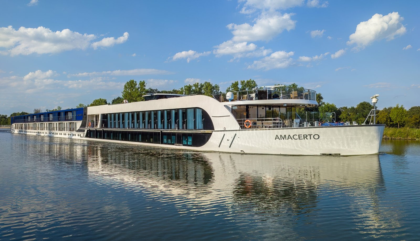 Eine Aufnahme der AmaCerto von AmaWaterways nach Verlassen der Schleuse Bamberg in Fahrtrichtung Donau, 2023.