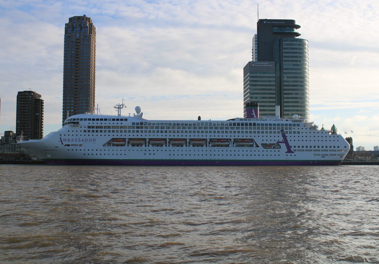 Eine Aufnahme der Ambience von Ambassador Cruise Line im Hafen von Rotterdam, 2024.