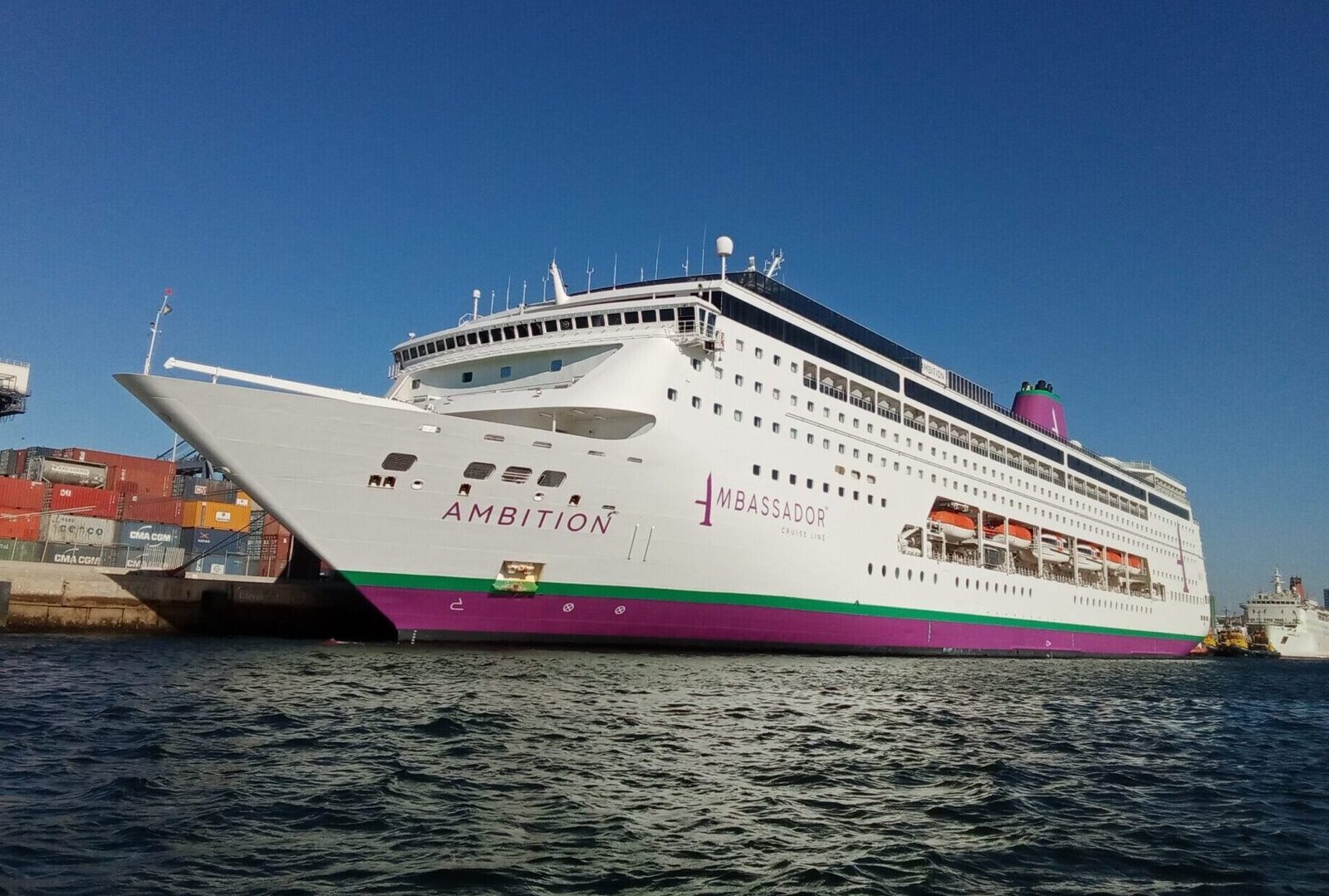 Eine Aufnahme der Ambition von Ambassador Cruise Line im Hafen von Casablanca, 2023.