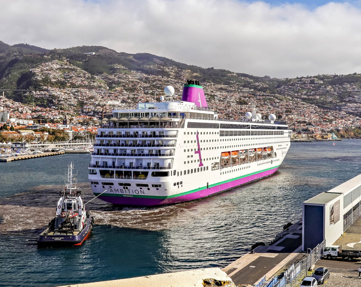 Eine Aufnahme der Ambition von Ambassador Cruise Line im gafen von Funchal, Madeira, Portugal, 2026.