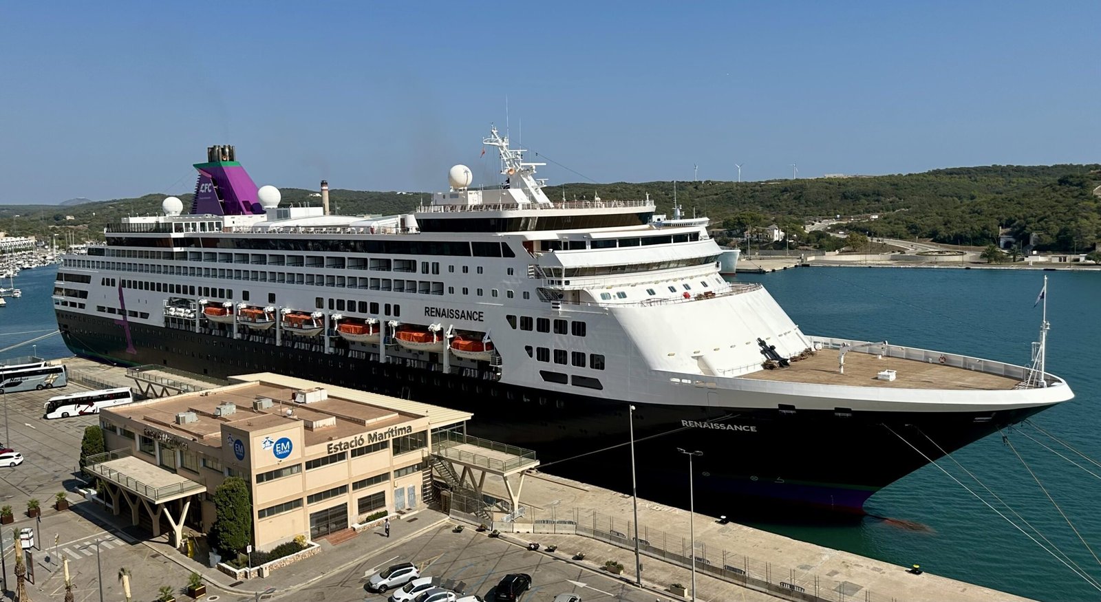 Eine Aufnahme der Renaissance von Ambassador Cruise Line im Hafen von Maó, Menorca, 2015.