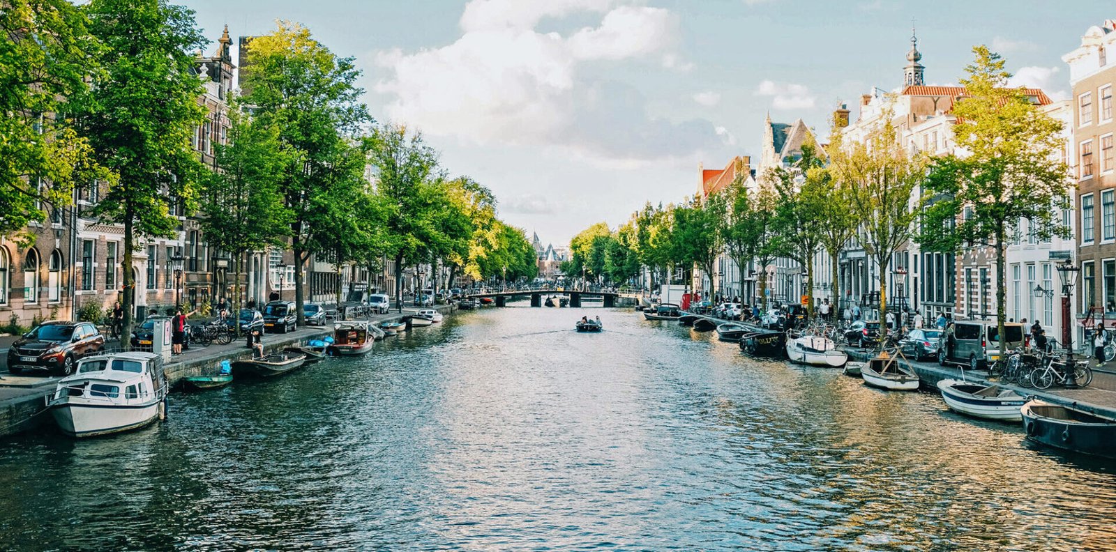 Ein Blick in eine Gracht in Amsterdam
