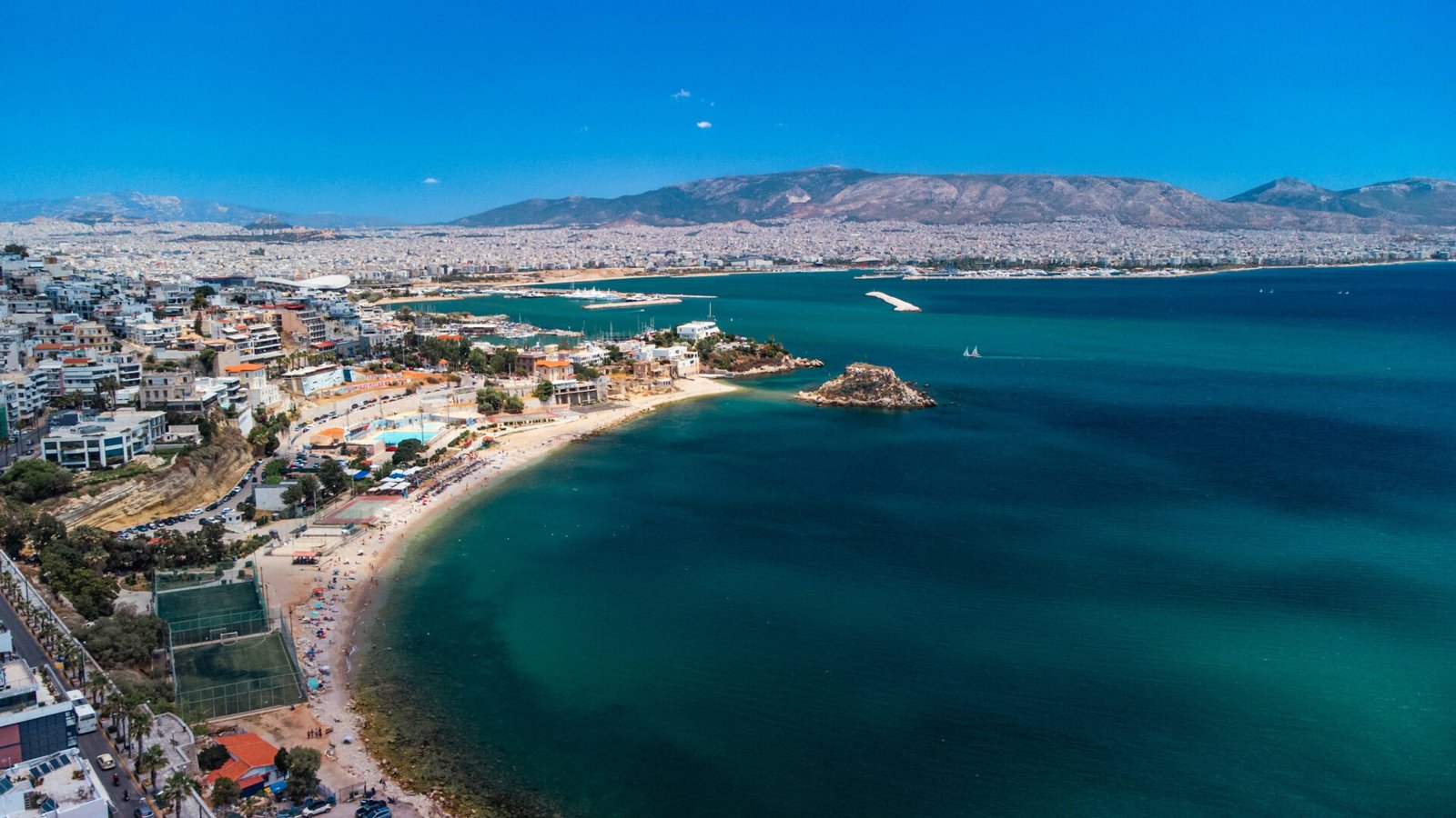 Eine Aufnahme von der Küste in Piräus, Griechenland.