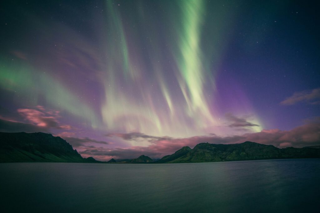 Aurora Borealis Eine Aufnahme von den Polarlichtern (Aurora Borealis) vo der Küste von Island.