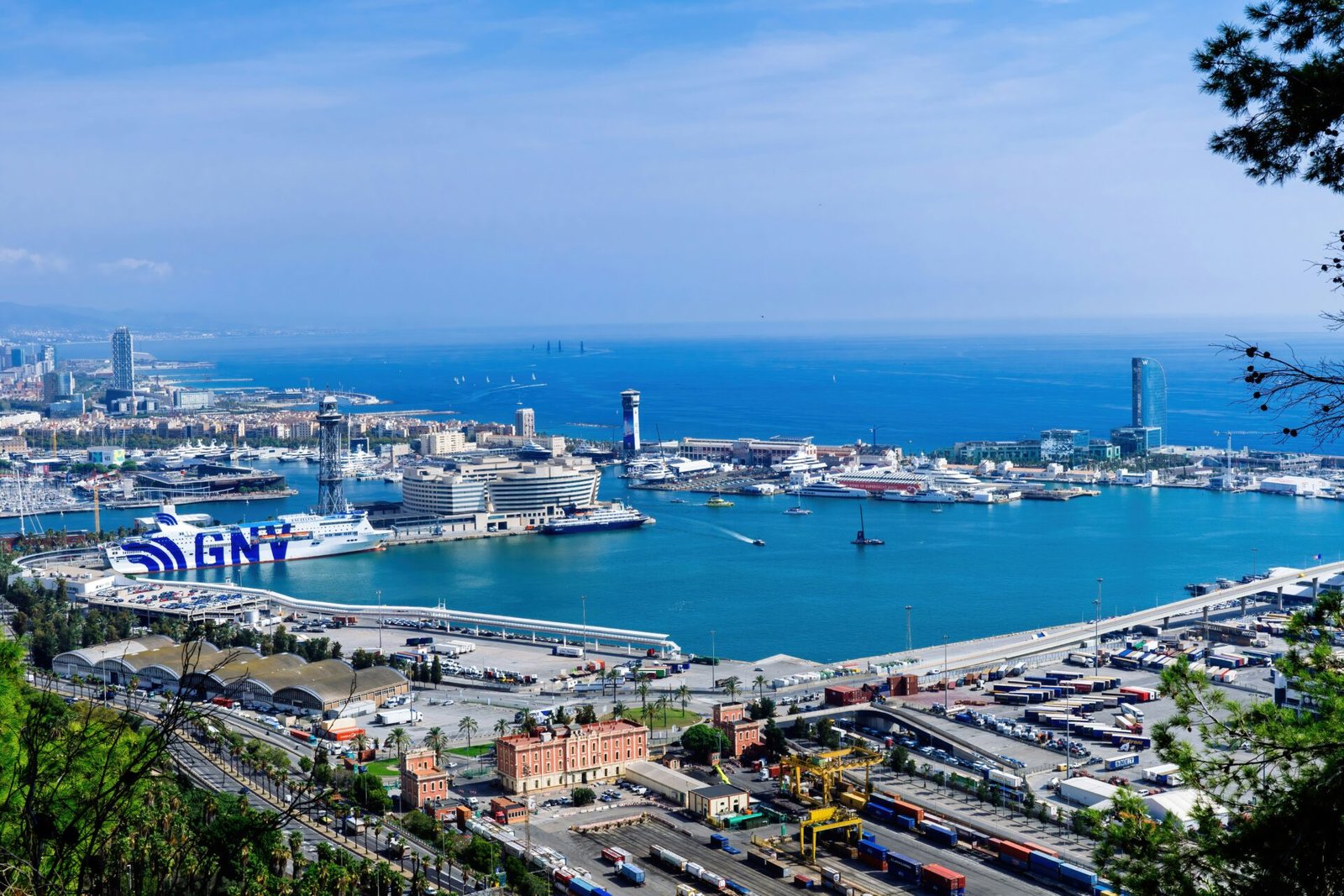 Eine Aufnahme vom Hafengelände in Barcelona.
