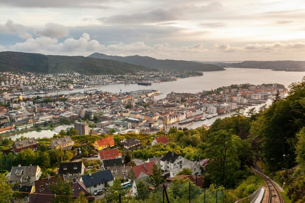 Bergen Eine Aufnahme von Bergen, Norwegen im Sommer.