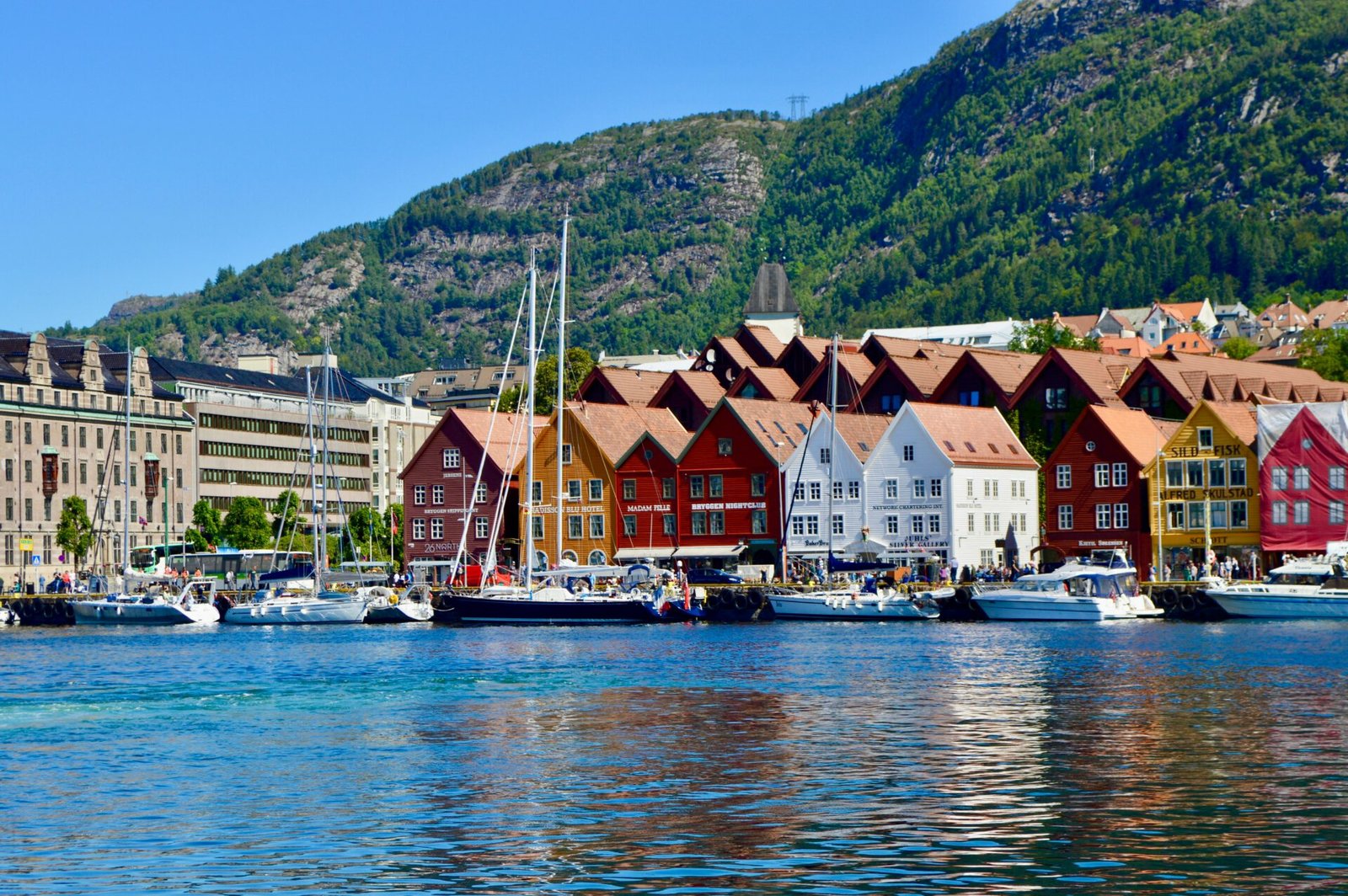 Eine Aufnahme des Bryggen-Viertels mit typischen Häusern in Bergen, Norwegen.