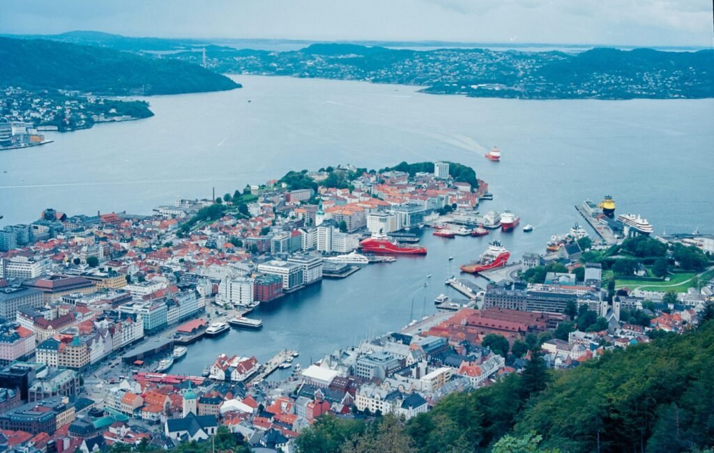 Eine Luftaufnahme vom Hafengebiet in Bergen, Norwegen.