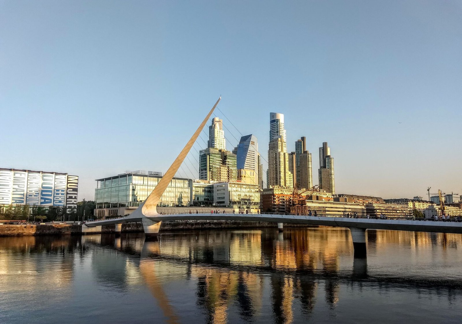 Die Puente de la Mujer in Buenos Aires