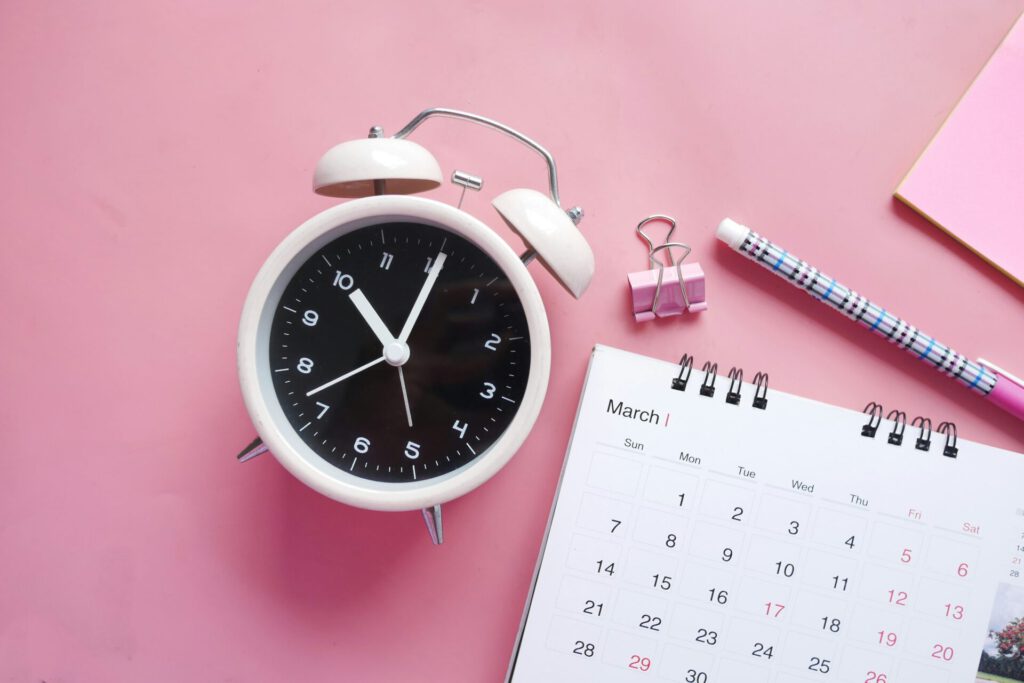 Calendar Eine Aufnahme von einem Wecker mit einem Kalendar.