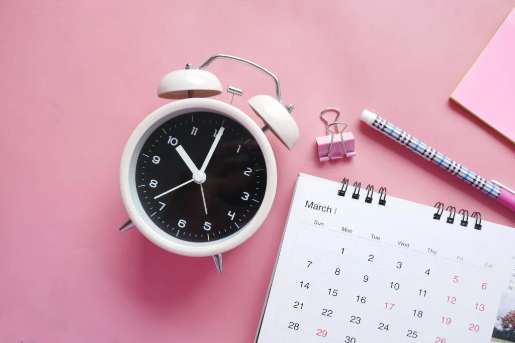 Eine Aufnahme von einem Wecker mit einem Kalendar.