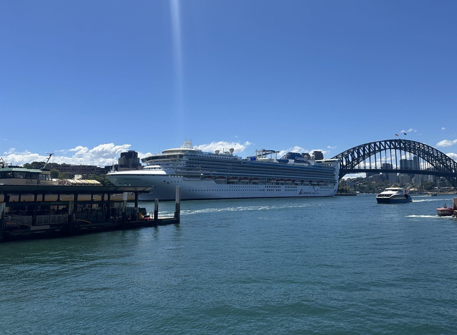 Eine Aufnahme der Carnival Adventure von Carnival Cruise Line im Hafen von Sydney, Australien, 2025.