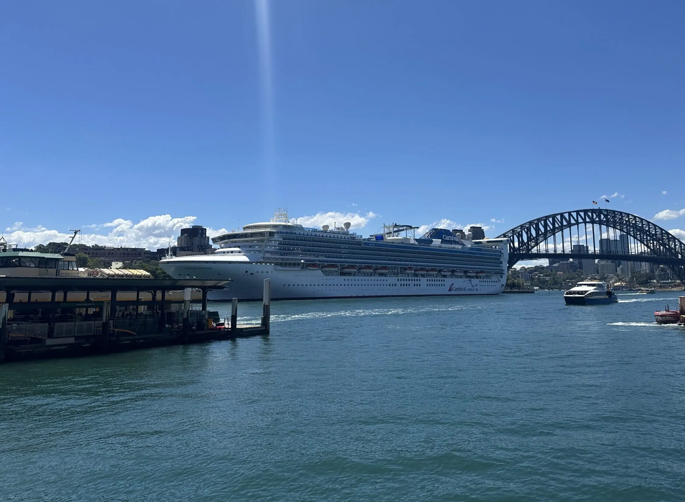 Eine Aufnahme der Carnival Adventure von Carnival Cruise Line im Hafen von Sydney, Australien, 2025.