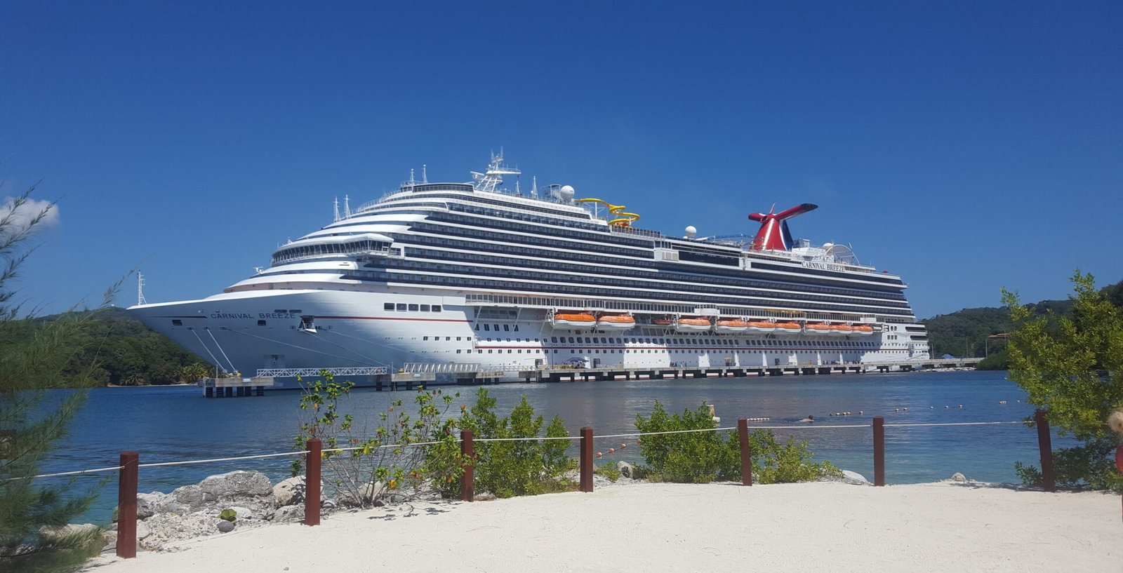 Eine Aufnahme der Carnival Breeze von Carnival Cruise Line in Mahogany Bay, Roatan, 2017.