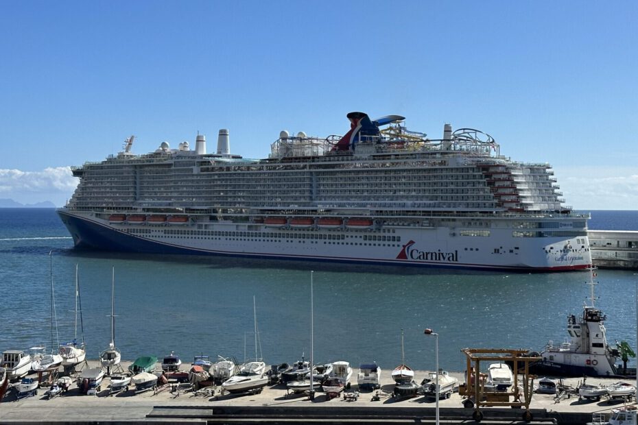 Eine Aufnahme der Carnival Celebration von Carnival Cruise Line während ihrer Jungfernfahrt im Hafen von Funchal Madeira, 2022.
