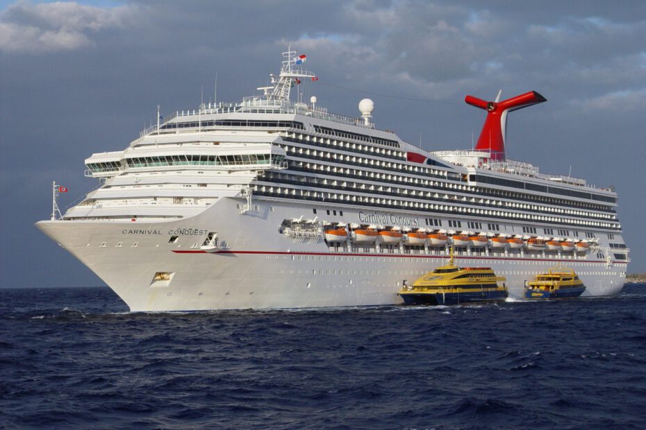 Eine Aufnahme der Carnival Conquest von Carnival Cruise Line an der Riviera Maya, 2006.