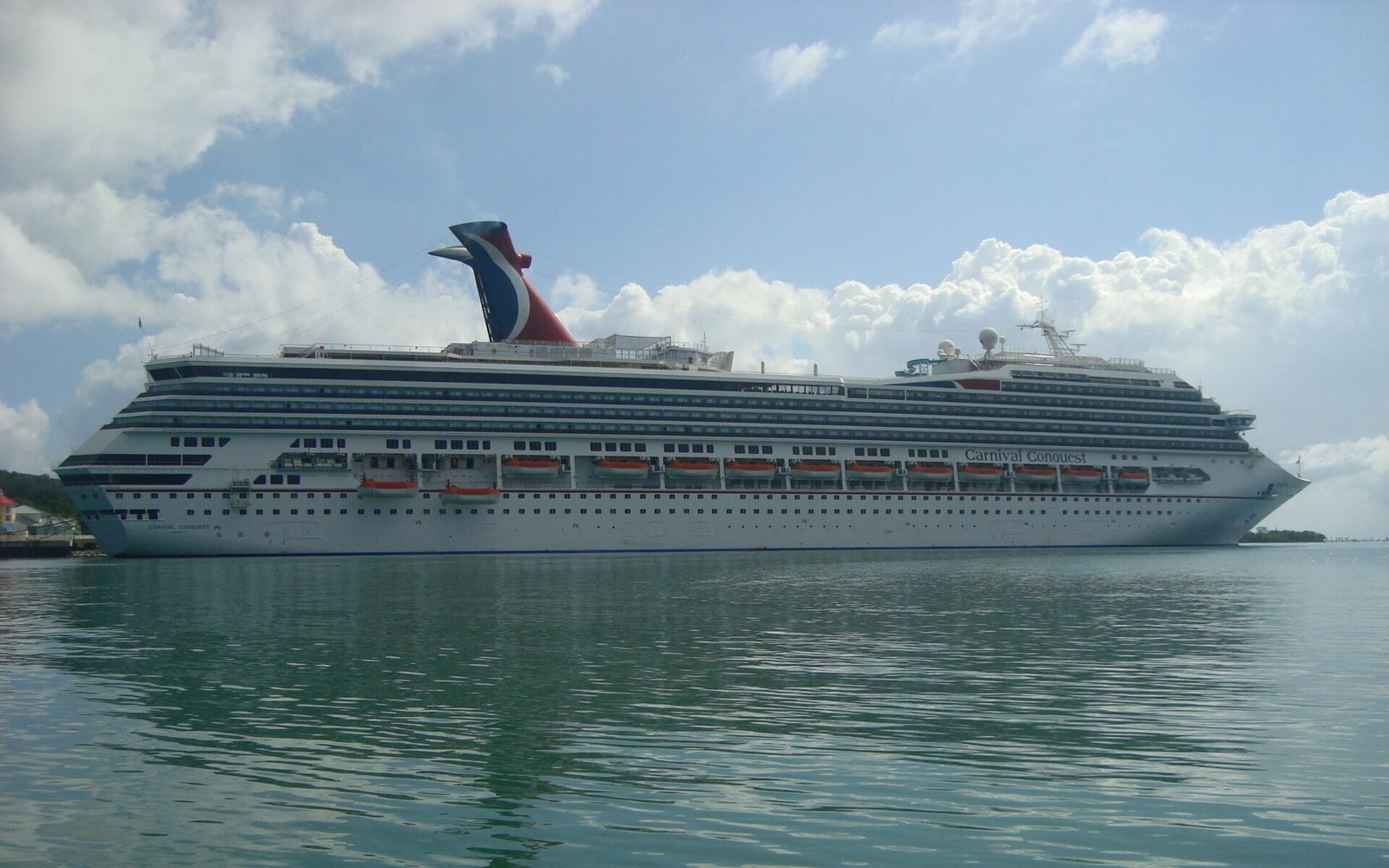 Eine Aufnahme der Carnival Conquest von Carnival Cruise Line vor Roatan, 2011.