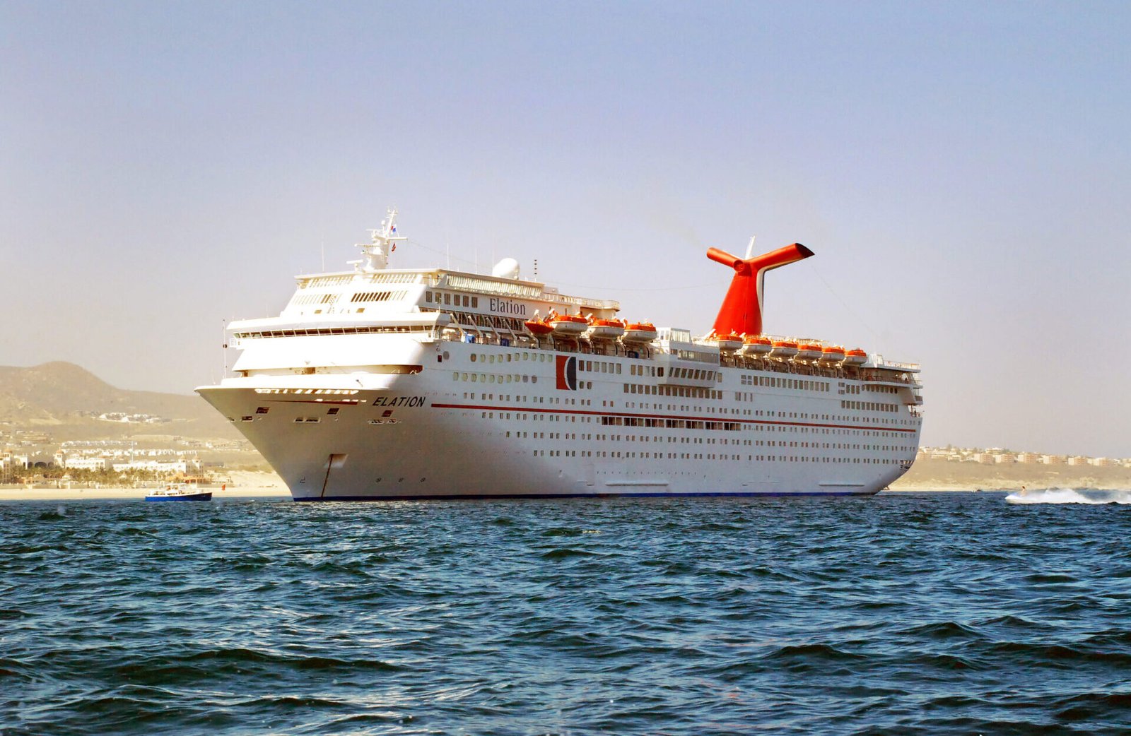 Eine Aufnahme der Carnival Elation von Carnival Cruise Line, 2007.