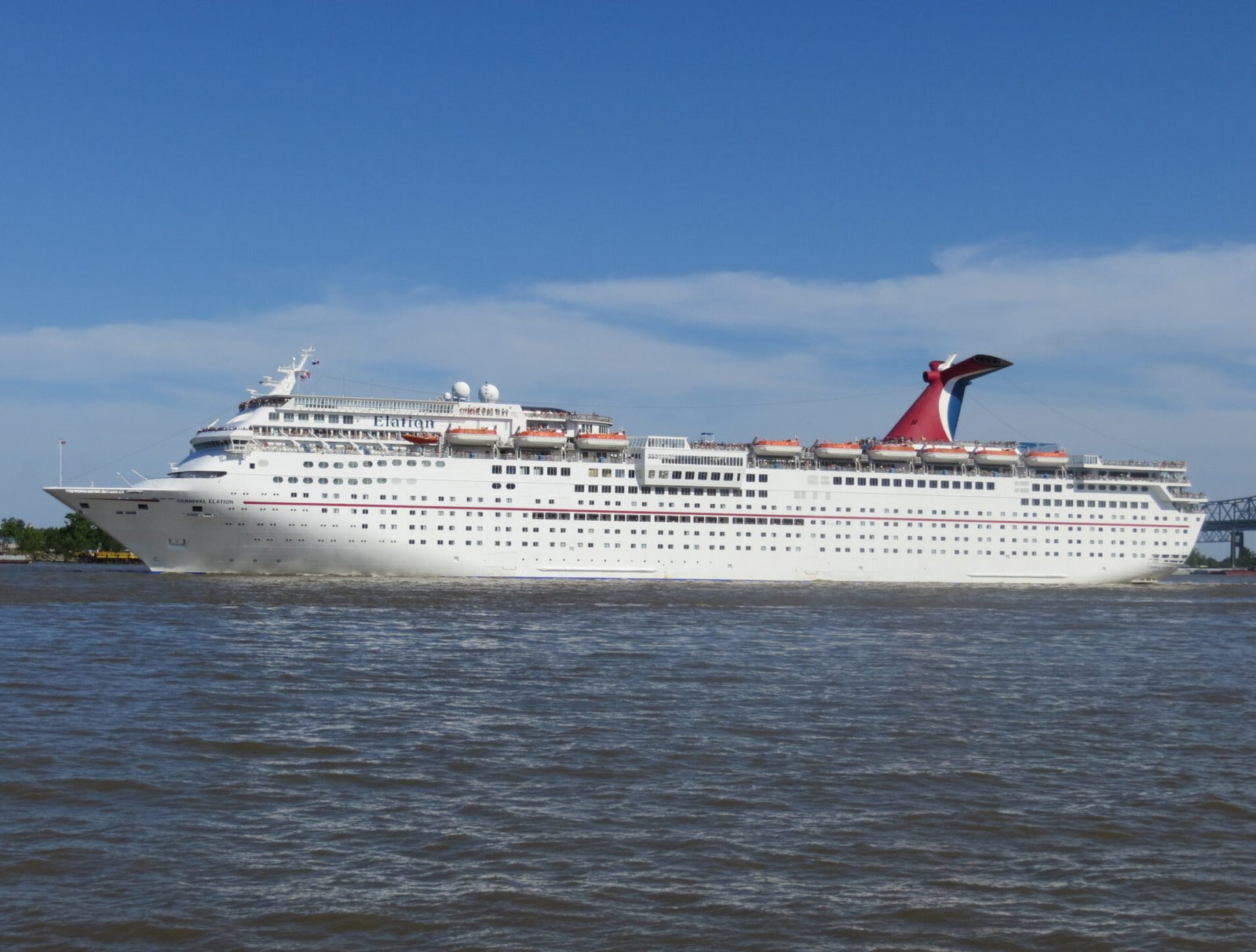 Eine Aufnahme der Carnival Elation von Carnival Cruise Line vor New Orleans, 2013.