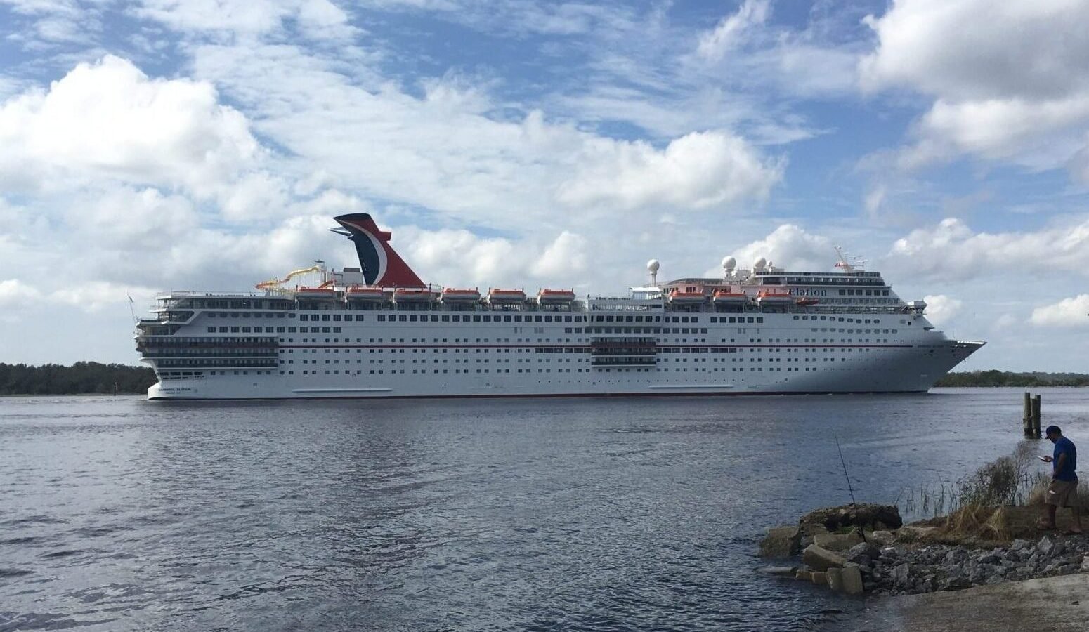 Eine Aufnahme der Carnival Elation von Carnival Cruise Line vor Jacksonville, Florida, 2017.