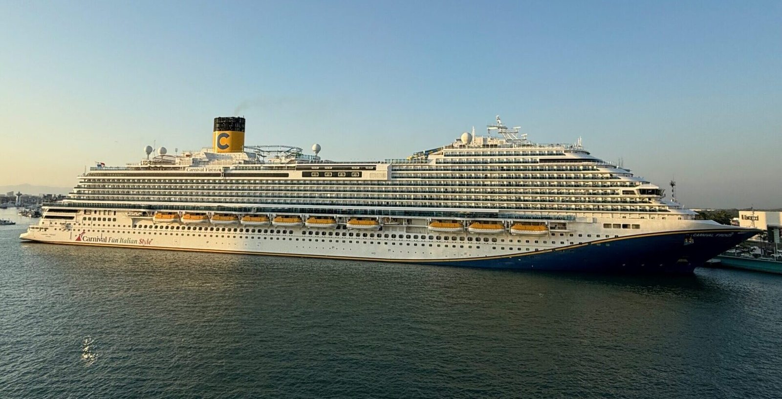 Eine Aufnahme der Carnival Firenze von Carnival Cruise Line in Puerto Vallarta, 2024.