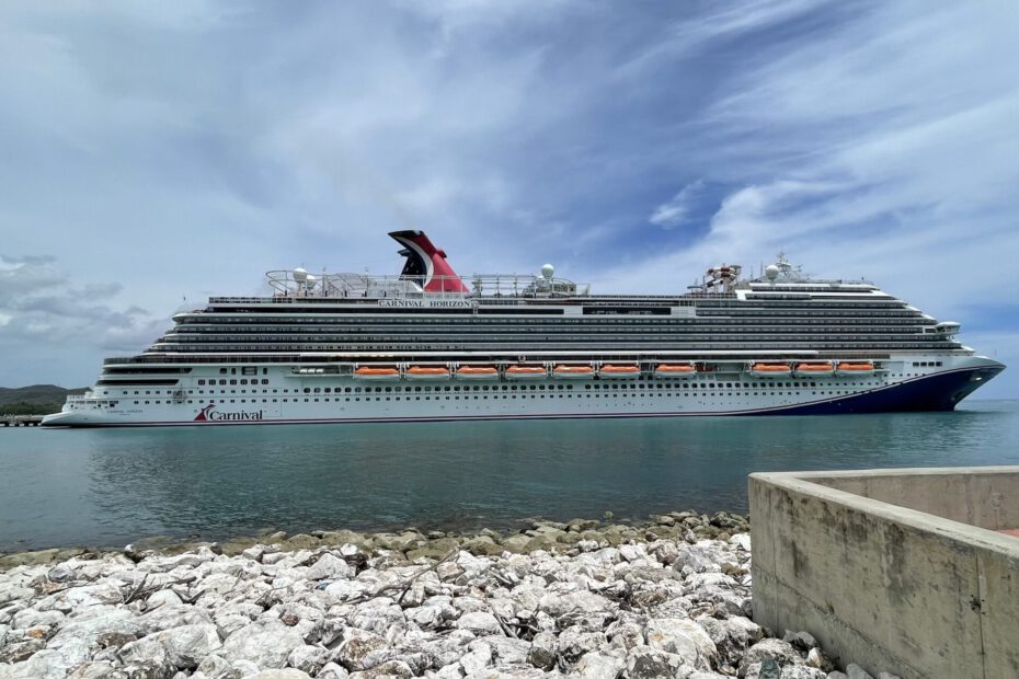 Eine Aufnahme der Carnival Horizon von Carnival Cruise Line im Hafen von Amber Cove, 2023.