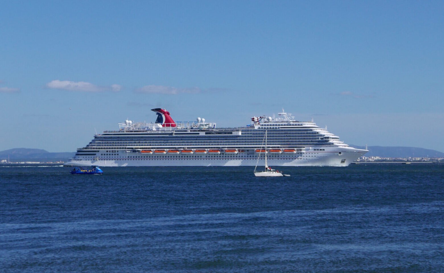 Eine Aufnahme der Carnival Horizon von Carnival Cruise Line vor Lissabon, Portugal, 2018.