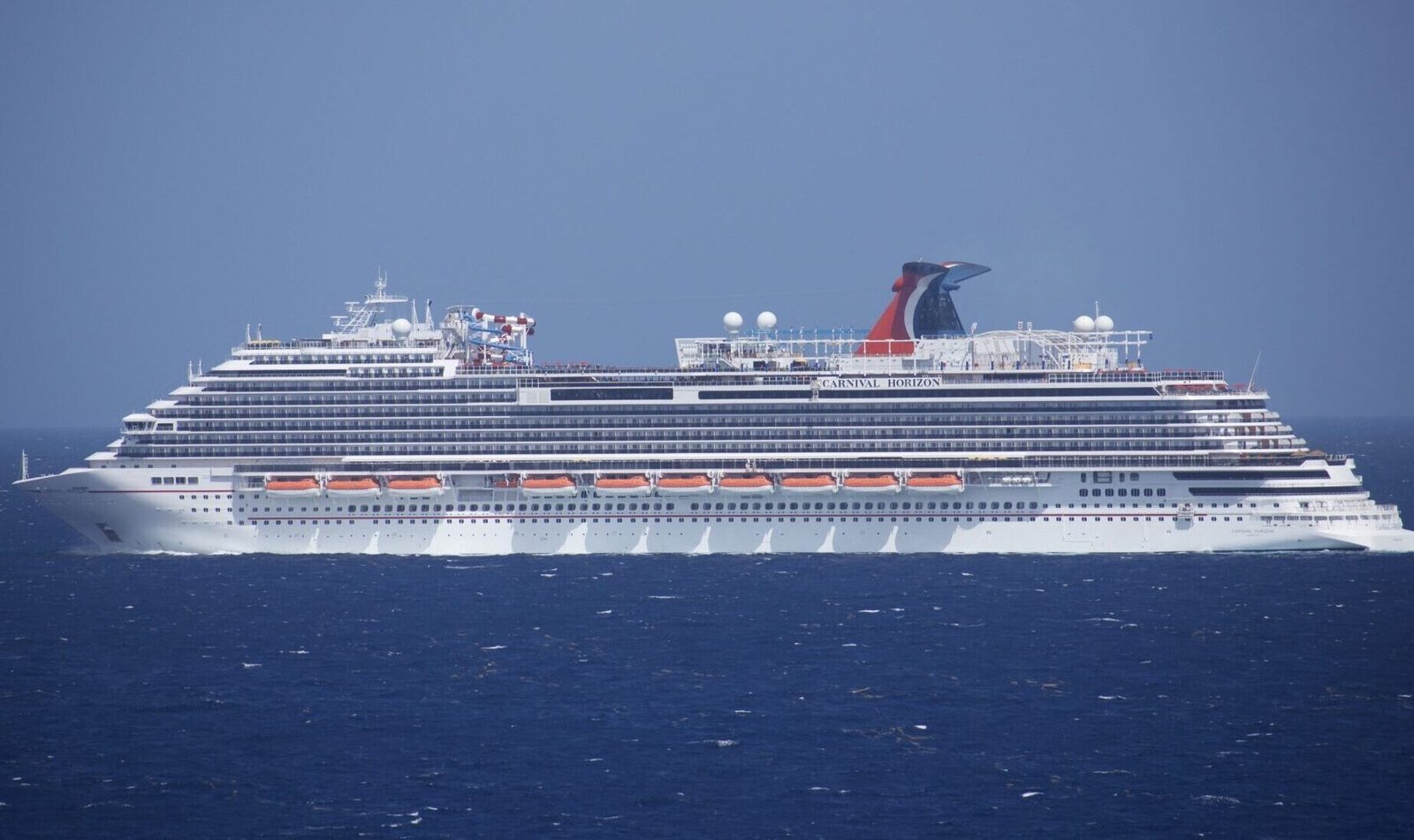 Eine Aufnahme der Carnival Horizon von Carnival Cruise Line vor Grand Turk Island, 2018.