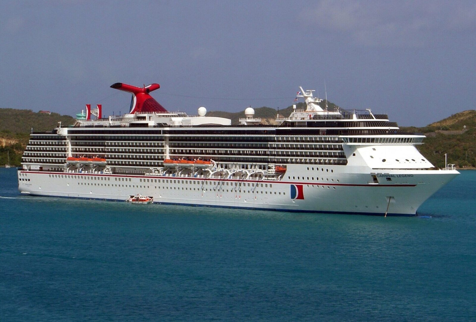 Eine Aufnahme der Carnival Legend von Carnival Cruise Line vor St. Thomas und Tortola, 2004.