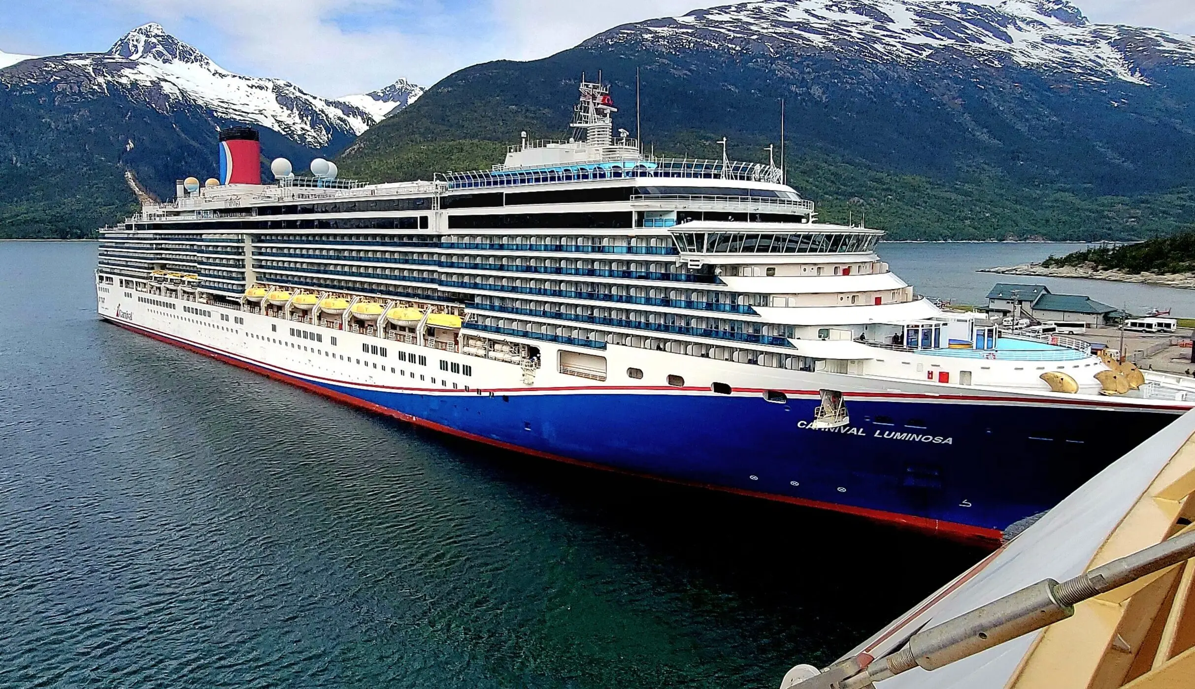 Eine Aufnahme der Carnival Luminosa von Carnival Cruise Line im Hafen von Skagway, Alaska, 2024.