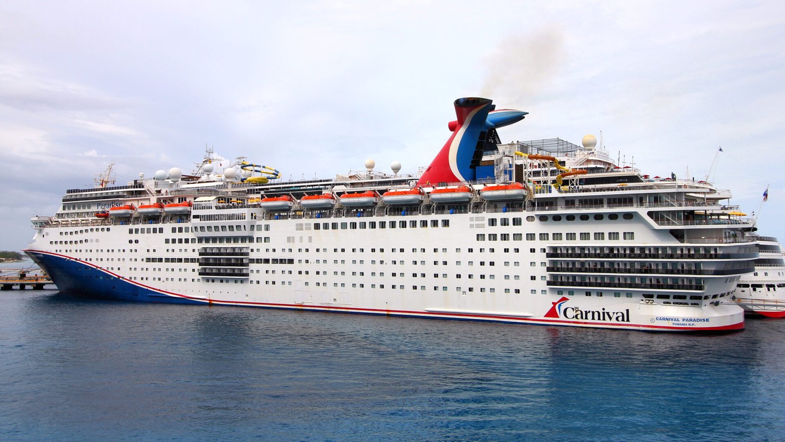 Eine Aufnahme der Carnival Paradise von Carnival Cruise Line im Hafen von Cozumel, 2023.