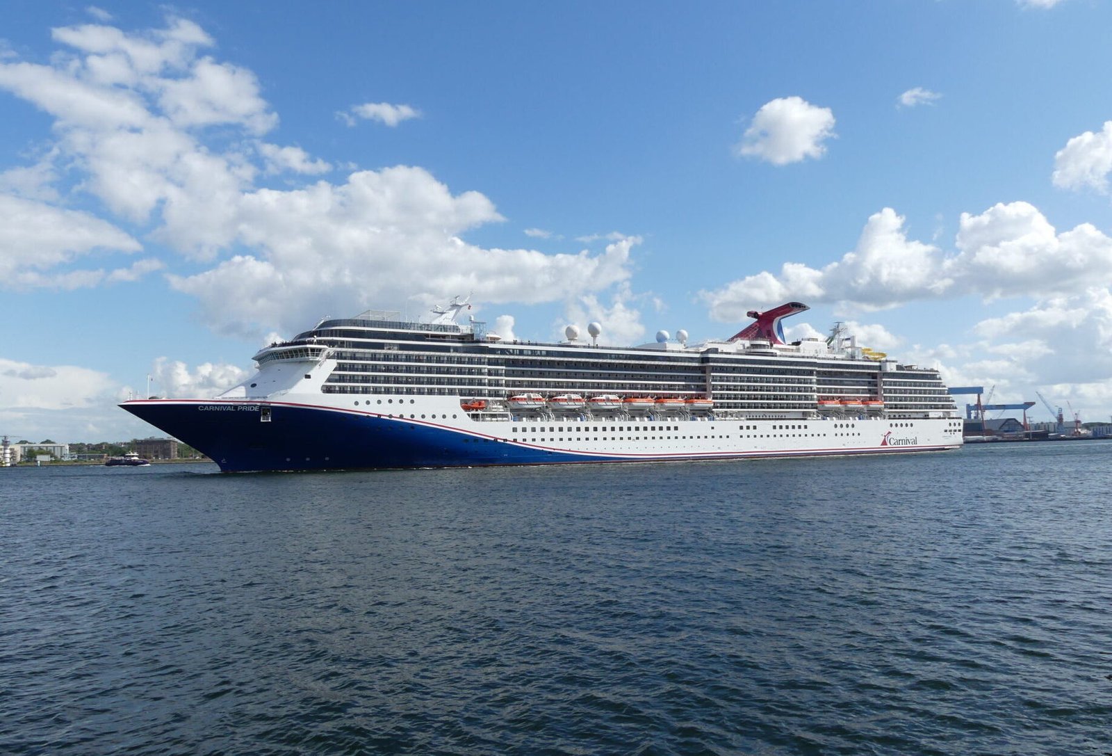 Eine Aufnahme der Carnival Paradise von Carnival Cruise Line vor Kiel, 2023.