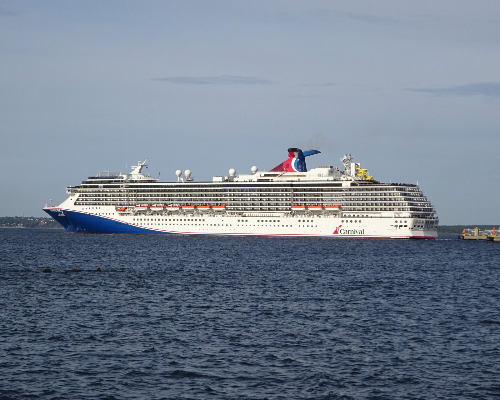 Eine Aufnahme der Carnival Pride von Carnival Cruise Line beim Verlassen des Hafens in Tallinn, 2023.