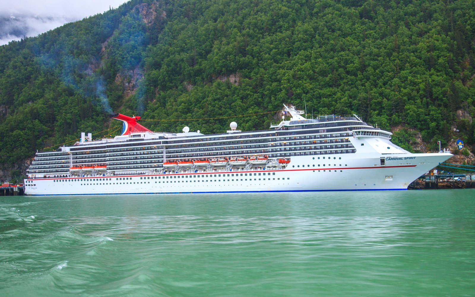 Eine Aufnahme der Carnival Spirit von Carnival Cruise Line im Hafen von Skagway, Alaska, 2010.